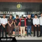 Penyidik Satreskrim Polres Tomohon saat menyerahkan tiga tersangka kasus pertambangan ilegal kepada Jaksa Penuntut Umum di Kantor Kejaksaan Negeri Tomohon, 15/06/26.