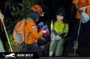 Tim SAR Gabungan saat melakukan proses evakuasi tiga pendaki yang mengalami cedera dan hipotermia di jalur pendakian Gunung Klabat, Minahasa Utara, Senin (15/6/2026).
