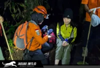 Tim SAR Gabungan saat melakukan proses evakuasi tiga pendaki yang mengalami cedera dan hipotermia di jalur pendakian Gunung Klabat, Minahasa Utara, Senin (15/6/2026).
