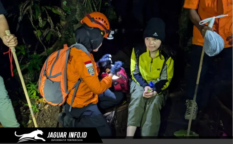 Tim SAR Gabungan saat melakukan proses evakuasi tiga pendaki yang mengalami cedera dan hipotermia di jalur pendakian Gunung Klabat, Minahasa Utara, Senin (15/6/2026).