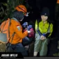 Tim SAR Gabungan saat melakukan proses evakuasi tiga pendaki yang mengalami cedera dan hipotermia di jalur pendakian Gunung Klabat, Minahasa Utara, Senin (15/6/2026).