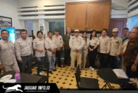 Ketua KTNA Sulut Arly Dondokambey bersama pengurus saat memberikan keterangan pers terkait persiapan keberangkatan kontingen ke ajang PENAS di Gorontalo, Rabu (17/06/26).