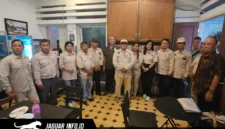 Ketua KTNA Sulut Arly Dondokambey bersama pengurus saat memberikan keterangan pers terkait persiapan keberangkatan kontingen ke ajang PENAS di Gorontalo, Rabu (17/06/26).