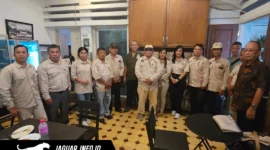 Ketua KTNA Sulut Arly Dondokambey bersama pengurus saat memberikan keterangan pers terkait persiapan keberangkatan kontingen ke ajang PENAS di Gorontalo, Rabu (17/06/26).