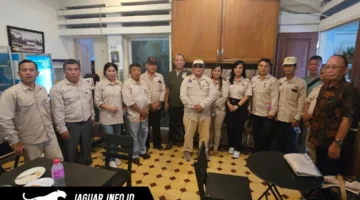 Ketua KTNA Sulut Arly Dondokambey bersama pengurus saat memberikan keterangan pers terkait persiapan keberangkatan kontingen ke ajang PENAS di Gorontalo, Rabu (17/06/26).