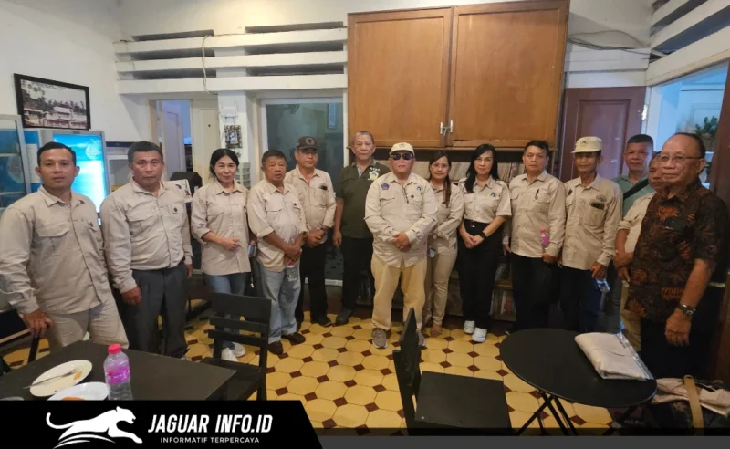 Ketua KTNA Sulut Arly Dondokambey bersama pengurus saat memberikan keterangan pers terkait persiapan keberangkatan kontingen ke ajang PENAS di Gorontalo, Rabu (17/06/26).