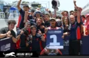 Muhammad Kiandra Ramadhipa merayakan kemenangan di podium setelah menjuarai putaran kedua Moto3 Junior World Championship 2026 di Estoril, Portugal.