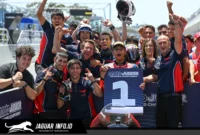 Muhammad Kiandra Ramadhipa merayakan kemenangan di podium setelah menjuarai putaran kedua Moto3 Junior World Championship 2026 di Estoril, Portugal.