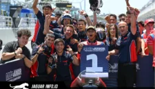 Muhammad Kiandra Ramadhipa merayakan kemenangan di podium setelah menjuarai putaran kedua Moto3 Junior World Championship 2026 di Estoril, Portugal.