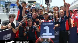Muhammad Kiandra Ramadhipa merayakan kemenangan di podium setelah menjuarai putaran kedua Moto3 Junior World Championship 2026 di Estoril, Portugal.