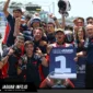 Muhammad Kiandra Ramadhipa merayakan kemenangan di podium setelah menjuarai putaran kedua Moto3 Junior World Championship 2026 di Estoril, Portugal.