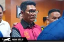 Tersangka BAT digiring petugas keluar dari kantor Kejaksaan Tinggi Sulawesi Utara usai menjalani pemeriksaan terkait kasus dugaan korupsi tambang emas PT HWR, Kamis (18/06/26).