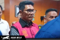 Tersangka BAT digiring petugas keluar dari kantor Kejaksaan Tinggi Sulawesi Utara usai menjalani pemeriksaan terkait kasus dugaan korupsi tambang emas PT HWR, Kamis (18/06/26).