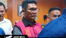 Tersangka BAT digiring petugas keluar dari kantor Kejaksaan Tinggi Sulawesi Utara usai menjalani pemeriksaan terkait kasus dugaan korupsi tambang emas PT HWR, Kamis (18/06/26).
