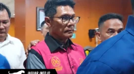 Tersangka BAT digiring petugas keluar dari kantor Kejaksaan Tinggi Sulawesi Utara usai menjalani pemeriksaan terkait kasus dugaan korupsi tambang emas PT HWR, Kamis (18/06/26).