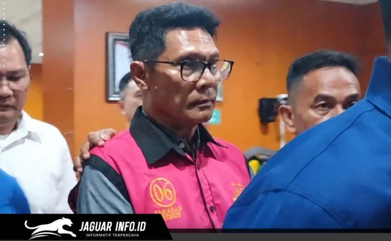 Tersangka BAT digiring petugas keluar dari kantor Kejaksaan Tinggi Sulawesi Utara usai menjalani pemeriksaan terkait kasus dugaan korupsi tambang emas PT HWR, Kamis (18/06/26).