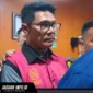 Tersangka BAT digiring petugas keluar dari kantor Kejaksaan Tinggi Sulawesi Utara usai menjalani pemeriksaan terkait kasus dugaan korupsi tambang emas PT HWR, Kamis (18/06/26).
