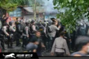 Petugas kepolisian saat melakukan pengendalian massa di depan Kantor DPRD Provinsi Sulawesi Utara, Rabu (17/6/2026).