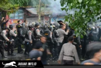 Petugas kepolisian saat melakukan pengendalian massa di depan Kantor DPRD Provinsi Sulawesi Utara, Rabu (17/6/2026).