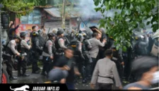 Petugas kepolisian saat melakukan pengendalian massa di depan Kantor DPRD Provinsi Sulawesi Utara, Rabu (17/6/2026).