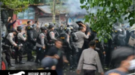Petugas kepolisian saat melakukan pengendalian massa di depan Kantor DPRD Provinsi Sulawesi Utara, Rabu (17/6/2026).