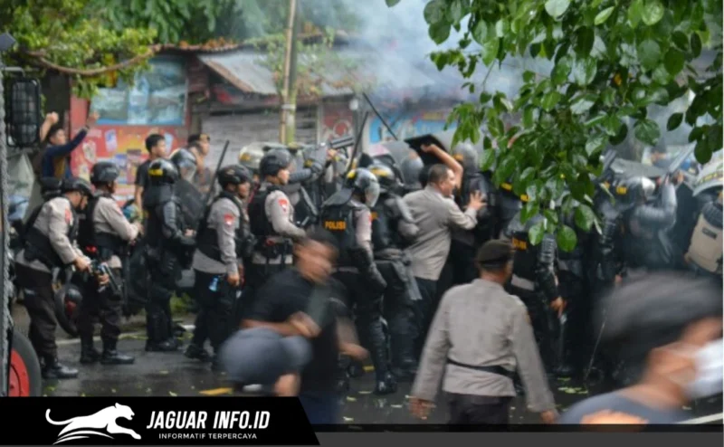 Petugas kepolisian saat melakukan pengendalian massa di depan Kantor DPRD Provinsi Sulawesi Utara, Rabu (17/6/2026).