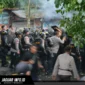Petugas kepolisian saat melakukan pengendalian massa di depan Kantor DPRD Provinsi Sulawesi Utara, Rabu (17/6/2026).