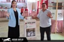 ​Jufri Mantak didampingi istri saat memberikan hak suaranya di Tempat Pemungutan Suara (TPS) Desa Wineru, Kecamatan Kakas, Kabupaten Minahasa, pada 17/06/26.