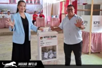 Jufri Mantak didampingi istri saat memberikan hak suaranya di Tempat Pemungutan Suara (TPS) Desa Wineru, Kecamatan Kakas, Kabupaten Minahasa, pada 17/06/26.