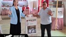​Jufri Mantak didampingi istri saat memberikan hak suaranya di Tempat Pemungutan Suara (TPS) Desa Wineru, Kecamatan Kakas, Kabupaten Minahasa, pada 17/06/26.