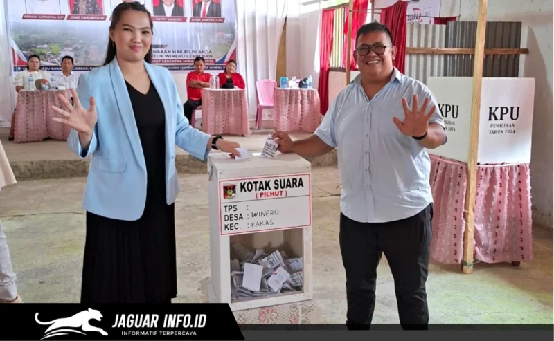 ​Jufri Mantak didampingi istri saat memberikan hak suaranya di Tempat Pemungutan Suara (TPS) Desa Wineru, Kecamatan Kakas, Kabupaten Minahasa, pada 17/06/26.