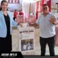 ​Jufri Mantak didampingi istri saat memberikan hak suaranya di Tempat Pemungutan Suara (TPS) Desa Wineru, Kecamatan Kakas, Kabupaten Minahasa, pada 17/06/26.