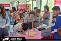 Suasana penyerahan bantuan pendidikan dari program CSR PT Daya Adicipta Wisesa kepada siswa-siswi berprestasi di SMK Negeri 1 Pusomaen pada 18/06/26.
