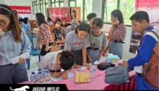 Suasana penyerahan bantuan pendidikan dari program CSR PT Daya Adicipta Wisesa kepada siswa-siswi berprestasi di SMK Negeri 1 Pusomaen pada 18/06/26.