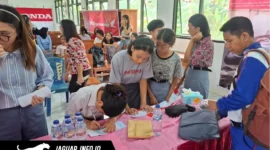 Suasana penyerahan bantuan pendidikan dari program CSR PT Daya Adicipta Wisesa kepada siswa-siswi berprestasi di SMK Negeri 1 Pusomaen pada 18/06/26.