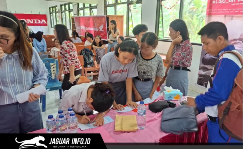 Suasana penyerahan bantuan pendidikan dari program CSR PT Daya Adicipta Wisesa kepada siswa-siswi berprestasi di SMK Negeri 1 Pusomaen pada 18/06/26.