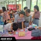 Suasana penyerahan bantuan pendidikan dari program CSR PT Daya Adicipta Wisesa kepada siswa-siswi berprestasi di SMK Negeri 1 Pusomaen pada 18/06/26.
