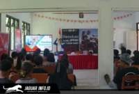 Instruktur Safety Riding PT Daya Adicipta Wisesa memberikan edukasi keselamatan berkendara kepada siswa SMK Negeri 1 Pusomaen, 18/06/26.
