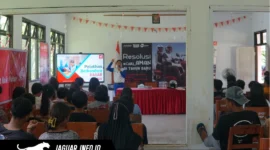 Instruktur Safety Riding PT Daya Adicipta Wisesa memberikan edukasi keselamatan berkendara kepada siswa SMK Negeri 1 Pusomaen, 18/06/26.