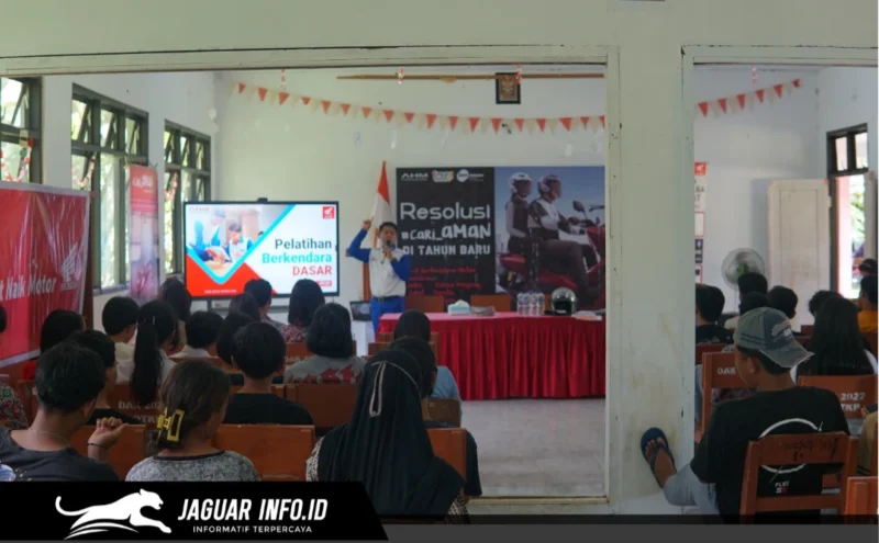 Instruktur Safety Riding PT Daya Adicipta Wisesa memberikan edukasi keselamatan berkendara kepada siswa SMK Negeri 1 Pusomaen, 18/06/26.