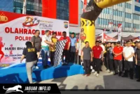 Kapolresta Manado Kombes Pol Irham Halid bersama unsur Forkopimda dan masyarakat mengikuti jalan sehat dalam rangka Hari Bhayangkara ke-80 di Lapangan Marina Plaza, 20/06/26.