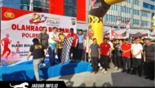 Kapolresta Manado Kombes Pol Irham Halid bersama unsur Forkopimda dan masyarakat mengikuti jalan sehat dalam rangka Hari Bhayangkara ke-80 di Lapangan Marina Plaza, 20/06/26.