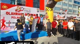 Kapolresta Manado Kombes Pol Irham Halid bersama unsur Forkopimda dan masyarakat mengikuti jalan sehat dalam rangka Hari Bhayangkara ke-80 di Lapangan Marina Plaza, 20/06/26.