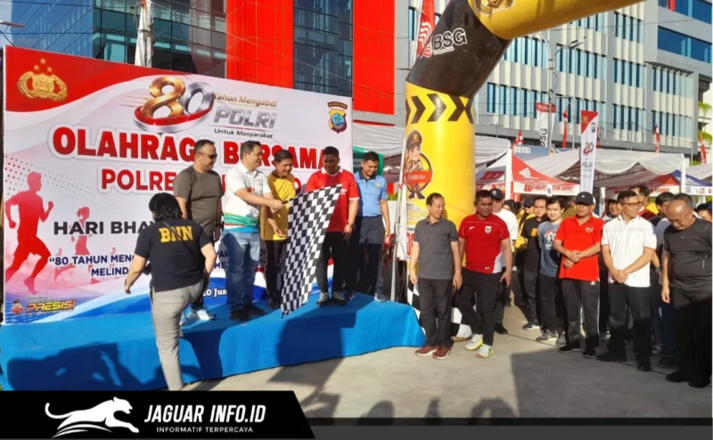 Kapolresta Manado Kombes Pol Irham Halid bersama unsur Forkopimda dan masyarakat mengikuti jalan sehat dalam rangka Hari Bhayangkara ke-80 di Lapangan Marina Plaza, 20/06/26.