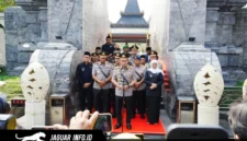 Kapolri Jenderal Listyo Sigit Prabowo saat melakukan ziarah di makam Presiden Soekarno, Kota Blitar, 20/06/26)