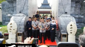 Kapolri Jenderal Listyo Sigit Prabowo saat melakukan ziarah di makam Presiden Soekarno, Kota Blitar, 20/06/26)