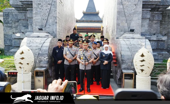 Kapolri Jenderal Listyo Sigit Prabowo saat melakukan ziarah di makam Presiden Soekarno, Kota Blitar, 20/06/26)