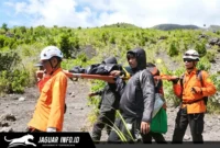 Tim SAR Gabungan saat melakukan proses evakuasi dua pendaki yang mengalami cedera di Gunung Soputan pada 20/06/26.