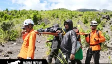 Tim SAR Gabungan saat melakukan proses evakuasi dua pendaki yang mengalami cedera di Gunung Soputan pada 20/06/26.
