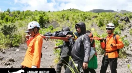 Tim SAR Gabungan saat melakukan proses evakuasi dua pendaki yang mengalami cedera di Gunung Soputan pada 20/06/26.